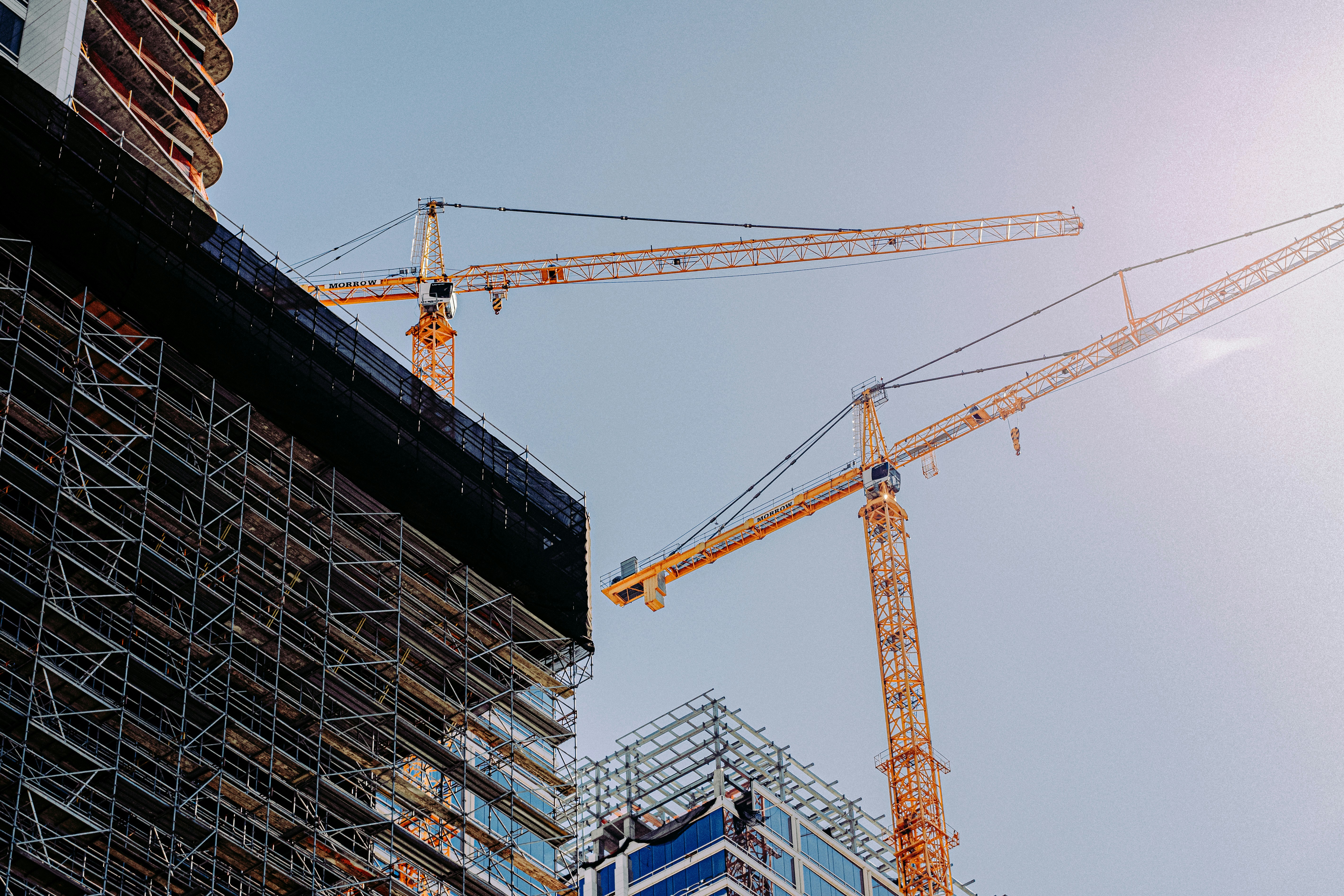 Baustelle mit Baukränen